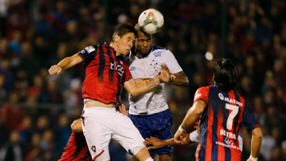 Cruzeiro venceu o Cerro Porteño por 2 a 0 em 2014 (foto: Jorge Adorno/Reuters)