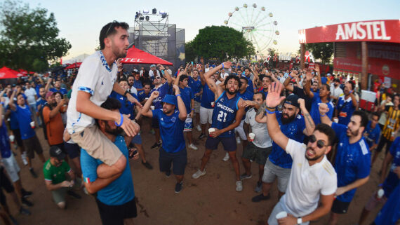 Torcida do Cruzeiro em Assunção, no Paraguai (foto: Daniel Duarte / AFP)