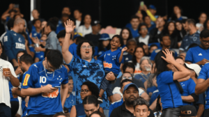 Mais de 11 mil ingressos foram vendidos para o setor exclusivo à torcida do Cruzeiro, no Estádio General Pablo Rojas - Crédito: 