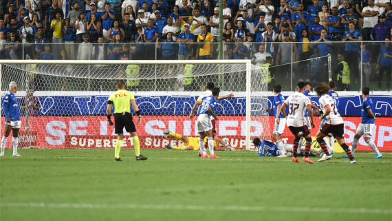 David Luiz fez gol de falta surpreendente no Independência (foto: Ramon Lisboa/EM D.A Press)