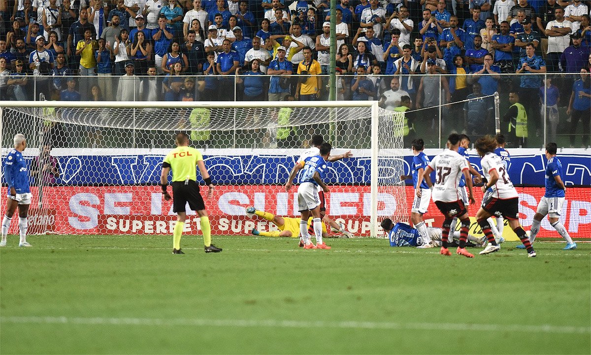 David Luiz fez gol de falta surpreendente no Independência (foto: Ramon Lisboa/EM D.A Press)