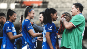 Jogadoras do Cruzeiro recebendo de Pedrinho medalha de ouro do Campeonato Mineiro (foto: Gustavo Martins/Cruzeiro)