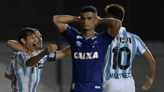 Jogadores de Cruzeiro e Racing em 2018, pela Copa Libertadores - Egídio, Lautaro Martinez (foto: Juan Mabromata/AFP)