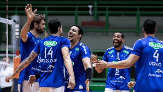 Jogadores do Sada Cruzeiro comemorando ponto diante do Suzano (foto: Agência i7/Sada Cruzeiro)