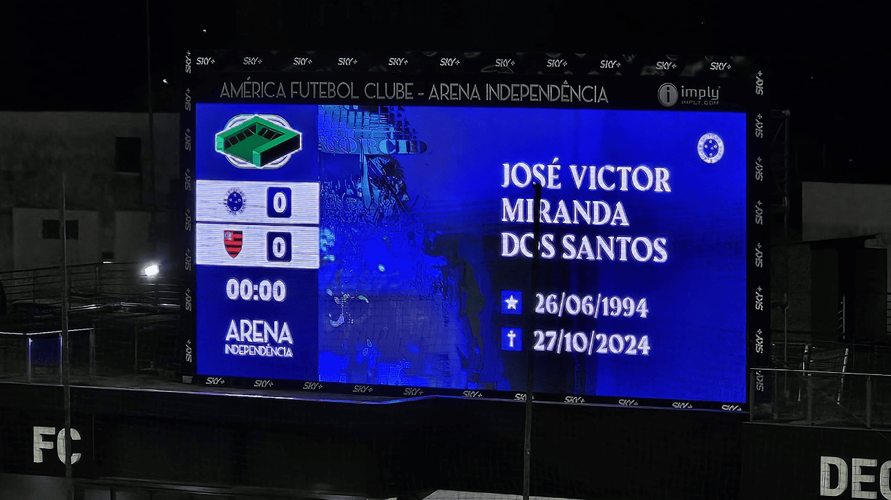 Nome de torcedor cruzeirense morto em emboscada feita pela Mancha Verde foi exibido no telão do Independência. (foto: João Victor Pena/No Ataque)
