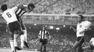 Dadá Maravilha cabeceia para marcar gol do título do Brasileiro de 1971, contra o Botafogo - Crédito: 