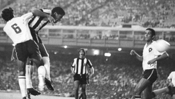 Atacante do Atlético, Dadá Maravilha cabeceia bola em partida contra o Botafogo (foto: Arquivo O Cruzeiro/EM (19/12/1971))