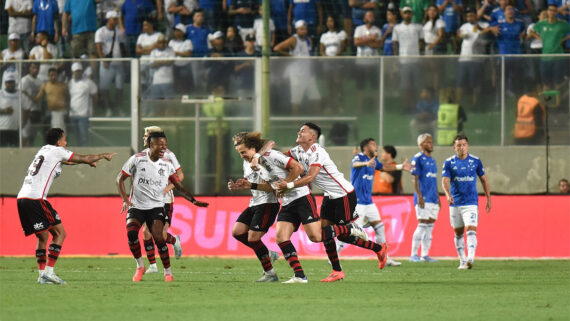 Jogadores do Flamengo comemoram gol de David Luiz (foto: Ramon Lisboa/EM D.A Press)