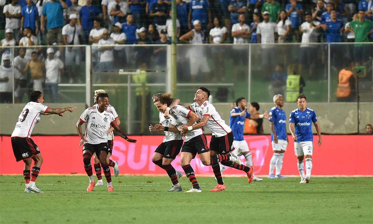 Jogadores do Flamengo comemoram gol de David Luiz contra o Cruzeiro, no Independência (foto: Ramon Lisboa/EM D.A Press)