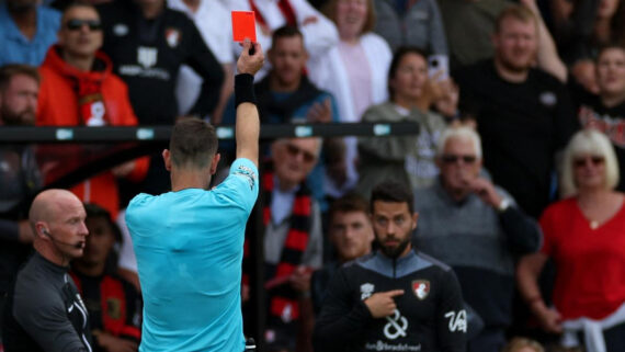 David Coote em ação pela Premier League (foto: ADRIAN DENNIS/AFP)