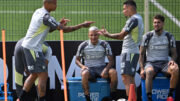 Deyverson e Paulinho brincam em último treino do Atlético para a final da Copa Libertadores (foto: LUIS ROBAYO/AFP)