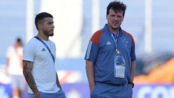 William e Fernando Diniz, do Cruzeiro, em reconhecimento do gramado do estádio La Nueva Olla, palco da final da Sul-Americana (foto: JUAN MABROMATA / AFP)