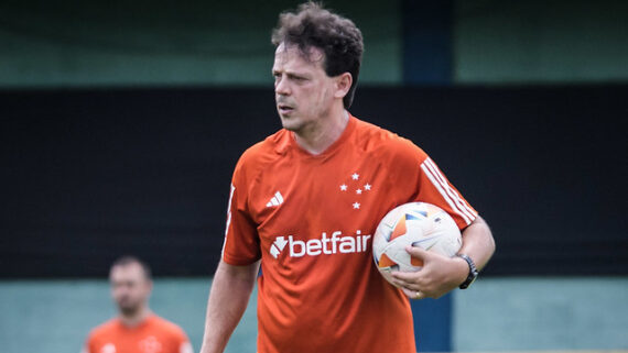 Fernando Diniz segura bola em treino do Cruzeiro (foto: Gustavo Aleixo/Cruzeiro)