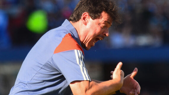 Fernando Diniz, técnico do Cruzeiro, na final da Sul-Americana contra o Racing (foto: DANIEL DUARTE/AFP)