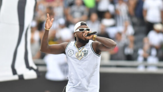 Djonga, rapper atleticano, na final da Libertadores (foto: Alexandre Guzanshe/EM/D.A Press)