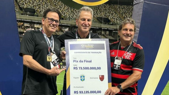 Rodrigo Dunshee (à esquerda), vice-presidente do Flamengo, em comemoração de título da Copa do Brasil na Arena MRV (foto: Reprodução/Instagram)