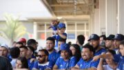 Torcedores do Cruzeiro apoiaram equipe antes de viagem no Aeroporto de Confins (foto: Tulio Santos/EM/D.A.Press)