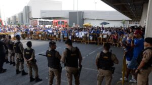 Torcedores apoiam equipe do Cruzeiro, que embarcou no aeroporto de Confins - Crédito: 