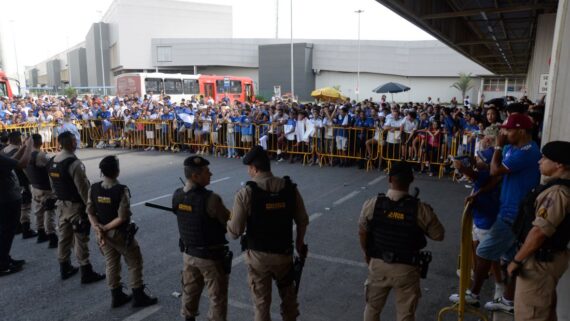 Torcedores apoiam equipe do Cruzeiro, que embarcou no aeroporto de Confins (foto: Tulio Santos/EM/D.A.Press)