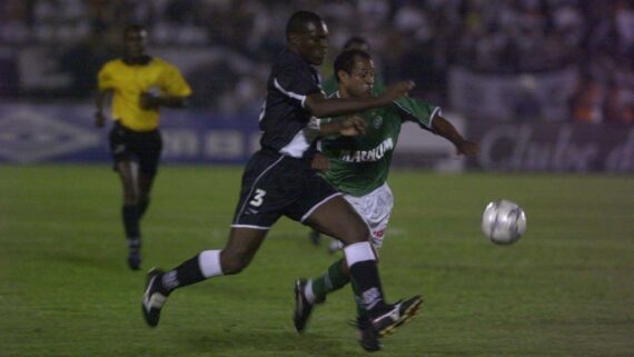 Jogo entre Guarani e Ponte Preta pelo Brasileirão de 2002 (foto: ELCIO ALVES/AAN)