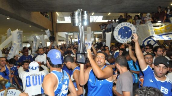 Torcida do Cruzeiro no aeroporto de Confins (foto: Marcos Michelin/EM/D.A Press)