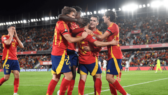 Jogadores da Espanha comemorando gol sobre a Suíça, pela Liga das Nações (foto: Miguel Riopa/AFP)