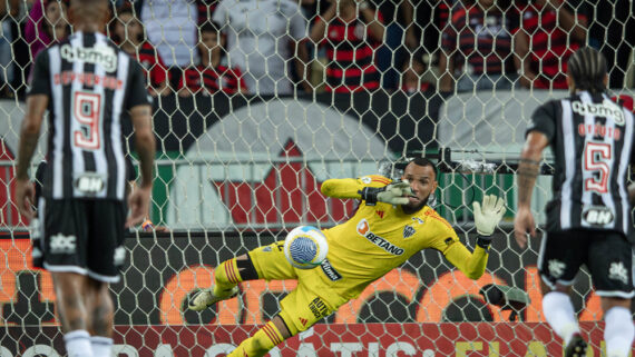 Everson defendeu pênalti de David Luiz em Flamengo x Atlético (foto: Pedro Souza/Atlético)