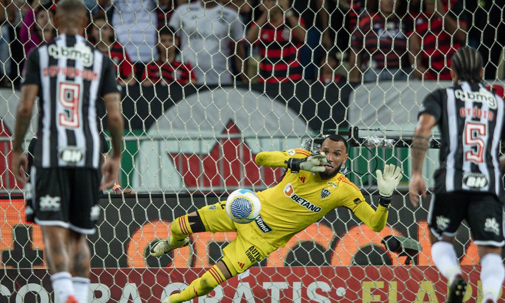 Everson defendeu pênalti de David Luiz em Flamengo x Atlético (foto: Pedro Souza/Atlético)