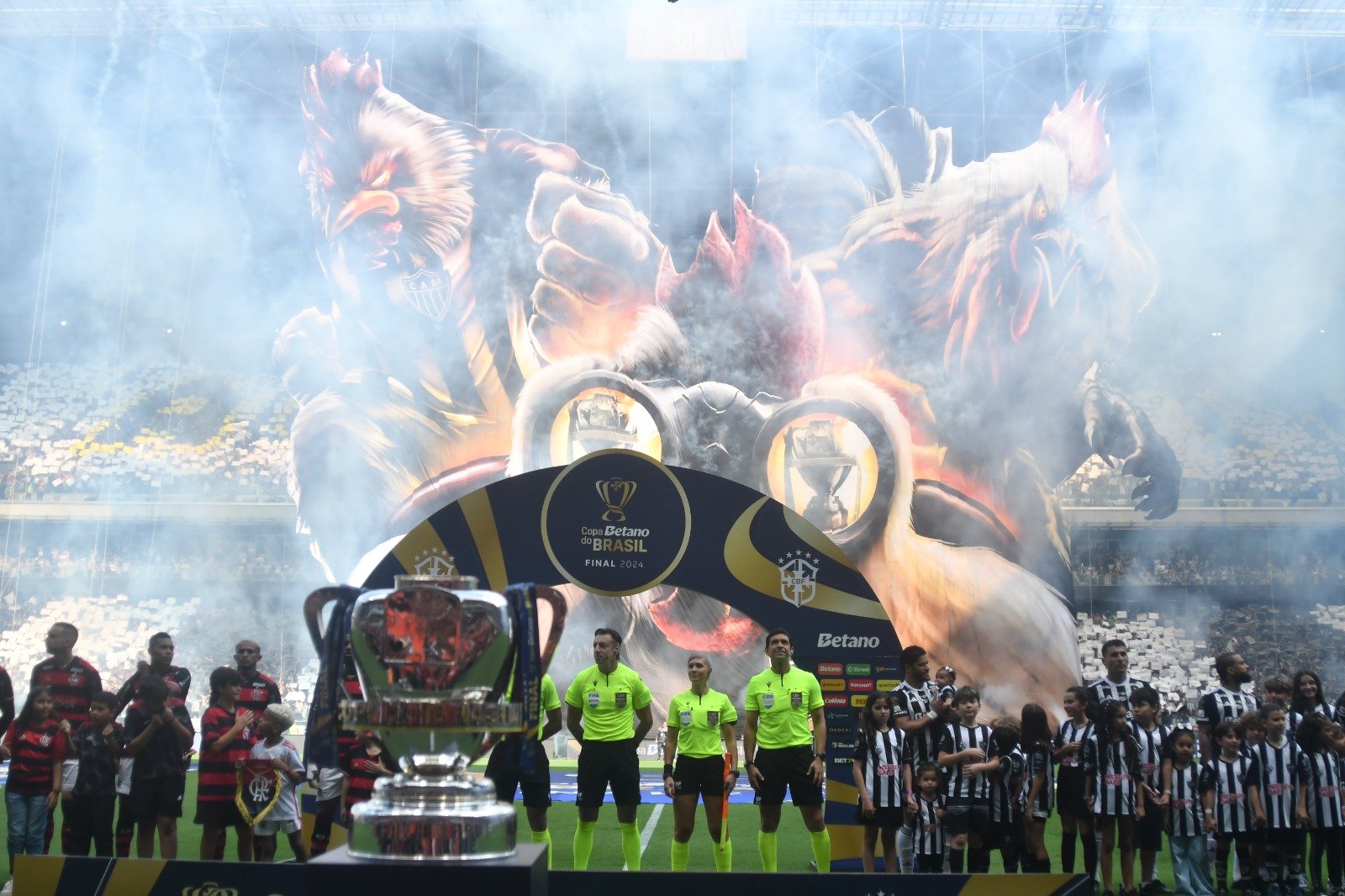 Mosaico da torcida do Atlético antes da final da Copa do Brasil contra o Flamengo (foto: Alexandre Guzanshe/EM/D.A Press)