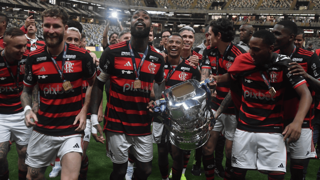 Jogadores do Flamengo com a taça da Copa do Brasil, na Arena MRV (foto: Alexandre Guzanshe/EM/D.A Press)
