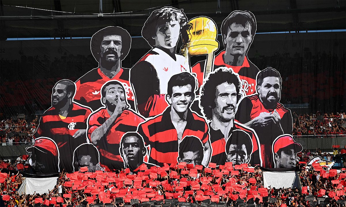 Bandeirões de ídolos do Flamengo junto à torcida do estádio do Maracanã (foto: MAURO PIMENTEL / AFP)