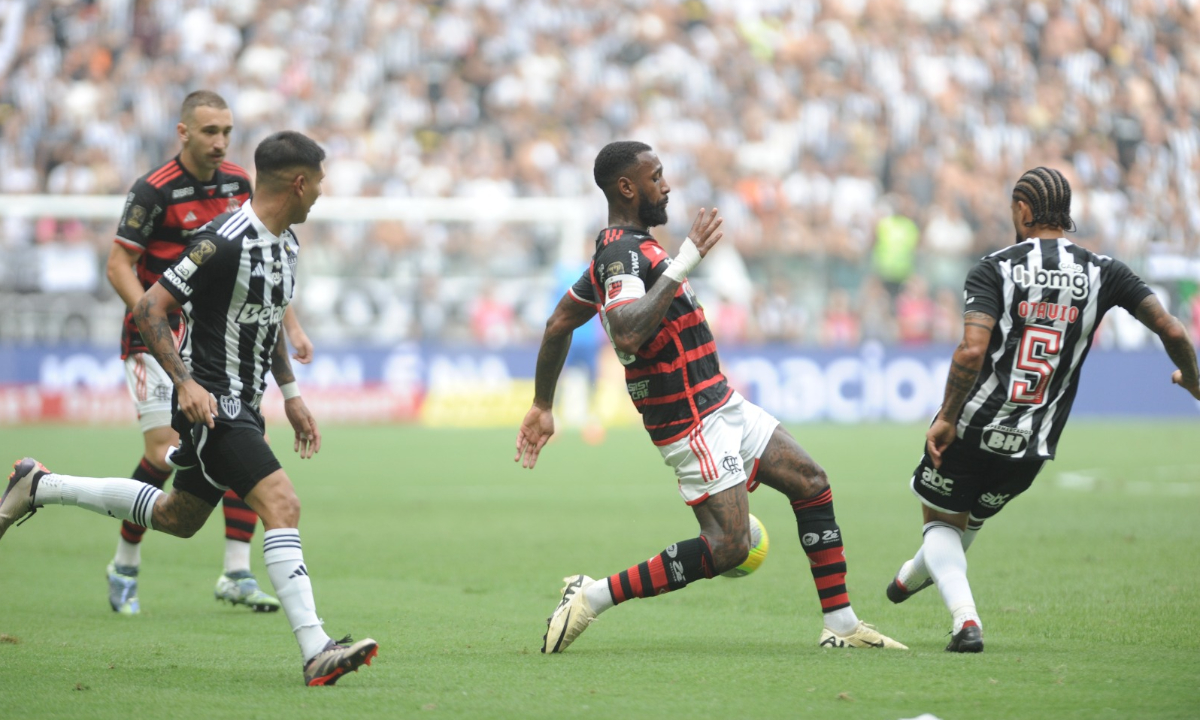 Disputa de bola entre Otávio, do Atlético, e Gerson, do Flamengo, na Arena MRV - (foto: Alexandre Guzanshe/EM/D.A Press)