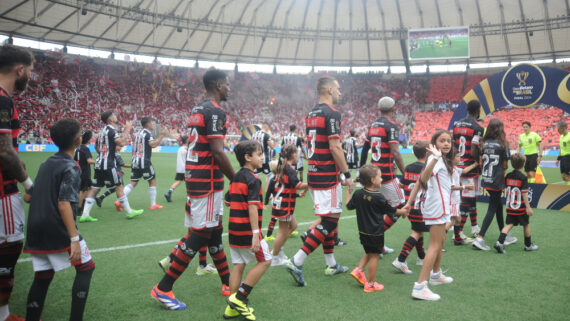 Jogadores de Flamengo e Atlético antes do jogo de ida da final da Copa do Brasil (foto: Alexandre Guzanshe/EM/DA.Press)