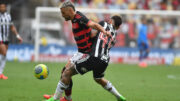 Arrascaeta em disputa de bola durante Flamengo x Atlético (foto: Alexandre Guzanshe/EM/DA.Press)