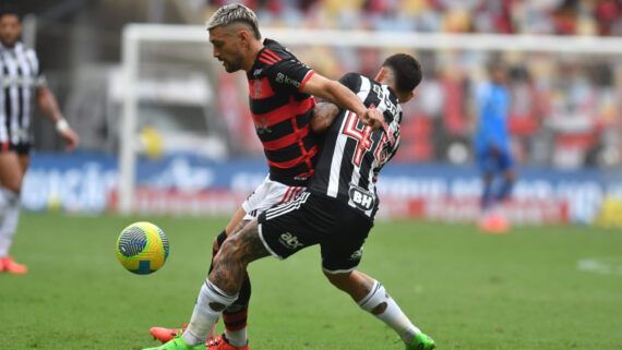 Arrascaeta em disputa de bola durante Flamengo x Atlético (foto: Alexandre Guzanshe/EM/DA.Press)