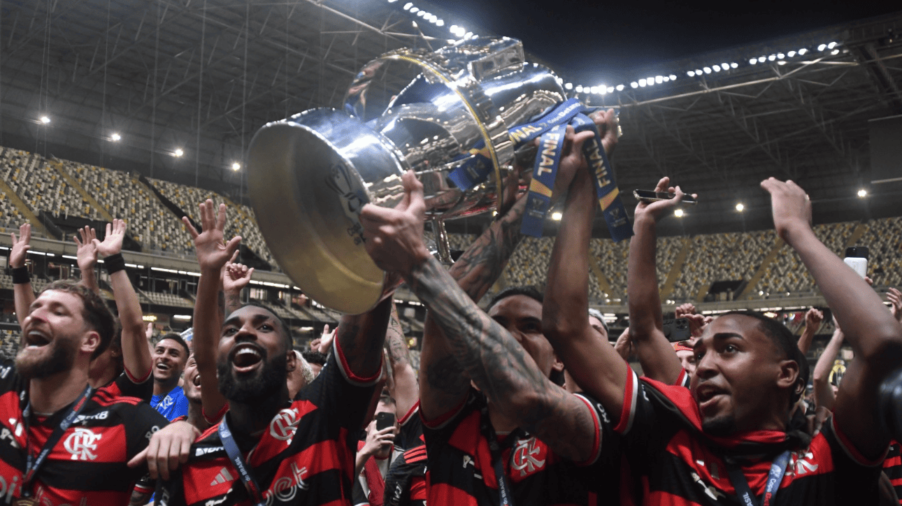 Jogadores do Flamengo levantando a taça da Copa do Brasil, na Arena MRV (foto: Leandro Couri/EM/D.A Press)