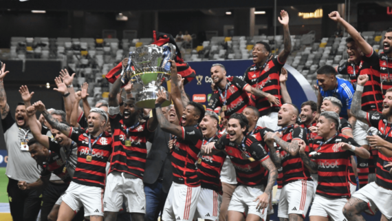 Jogadores do Flamengo levantando taça da Copa do Brasil (foto: Alexandre Guzanshe/EM/D.A Press)