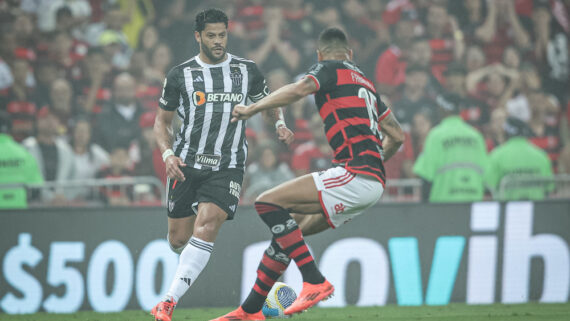 Hulk e Fabrício Bruno em duelo durante Flamengo x Atlético (foto: Pedro Souza/Atlético)