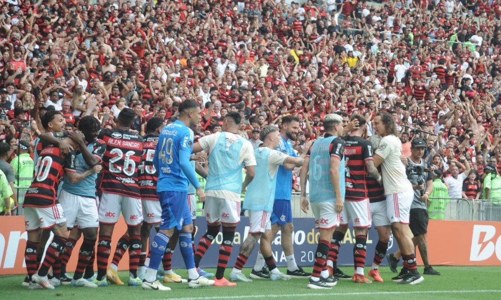 Jogadores do Flamengo comemoram gol sobre o Atlético (foto: Alexandre Guzanshe/EM/DA.Press)