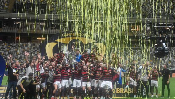 Jogadores do Flamengo erguem taça da Copa do Brasil na Arena MRV (foto: Leandro Couri/EM/D.A Press)