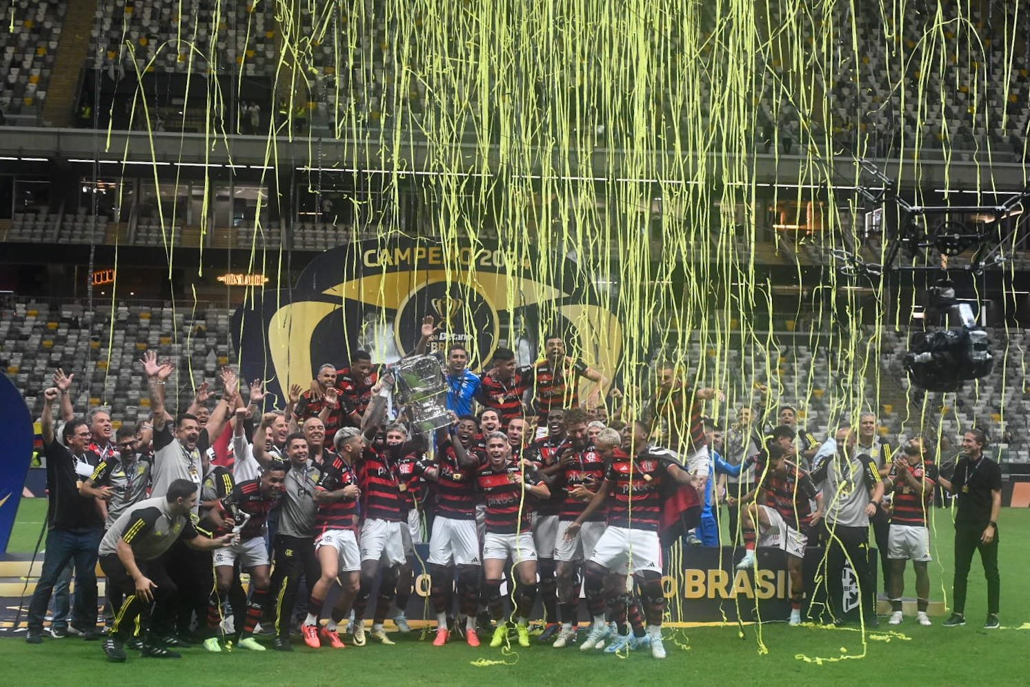 Jogadores do Flamengo erguem taça da Copa do Brasil na Arena MRV (foto: Leandro Couri/EM/D.A Press)