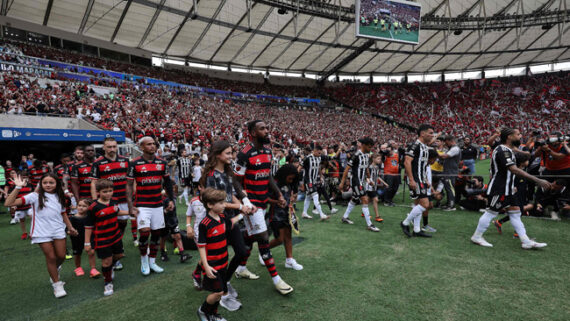 Jogadores de Flamengo e Atlético no gramado do Maracanã no primeiro jogo da final da Copa do Brasil (foto:  WAGNER MEIER/AFP)