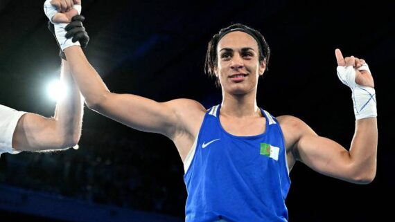 Imane Khelif comemora vitória nos Jogos de Paris (foto: Mohd Rasfan /AFP)