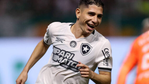 Savarino comemora gol do Botafogo contra o Palmeiras (foto: Carla Carniel/Reuters)