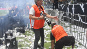 Fotógrafo atingido por bomba durante Atlético x Flamengo rompeu tendão do pé (foto: Alexandre Guzanshe/EM/DA.Press)