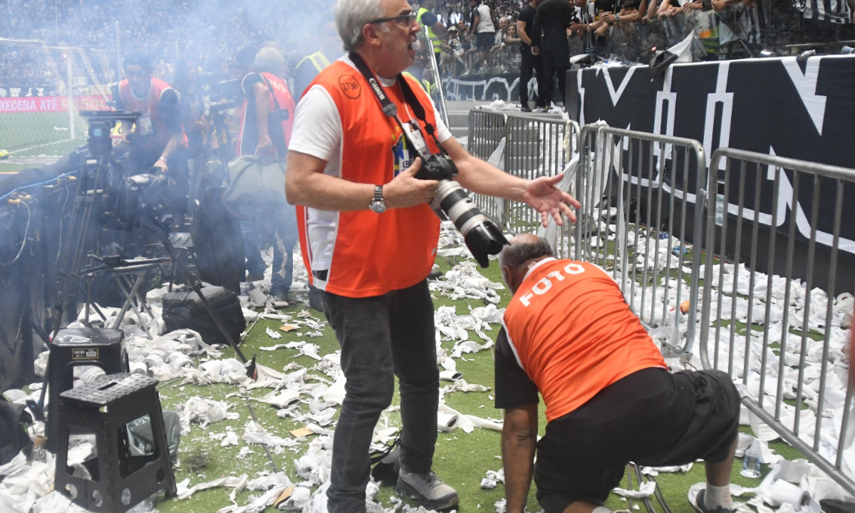 Fotógrafo atingido por bomba durante Atlético x Flamengo rompeu tendão do pé - (foto: Alexandre Guzanshe/EM/DA.Press)