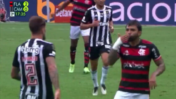 Gabigol manda beijo para Lyanco durante Flamengo x Atlético (foto: Reprodução/Globo)