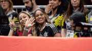 Ginastas Flavia Saraiva e Rebeca Andrade em jogo de vôlei - Flamengo x Praia Clube (foto: Paula Reis/CRF)