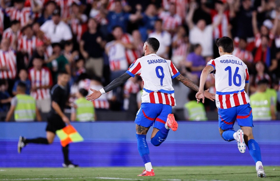 Jogadores do Paraguai comemoram gol contra Argentina (foto: Divulgação/APF)