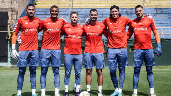 Goleiros do Cruzeiro abraçados (foto: Gustavo Aleixo/Cruzeiro)